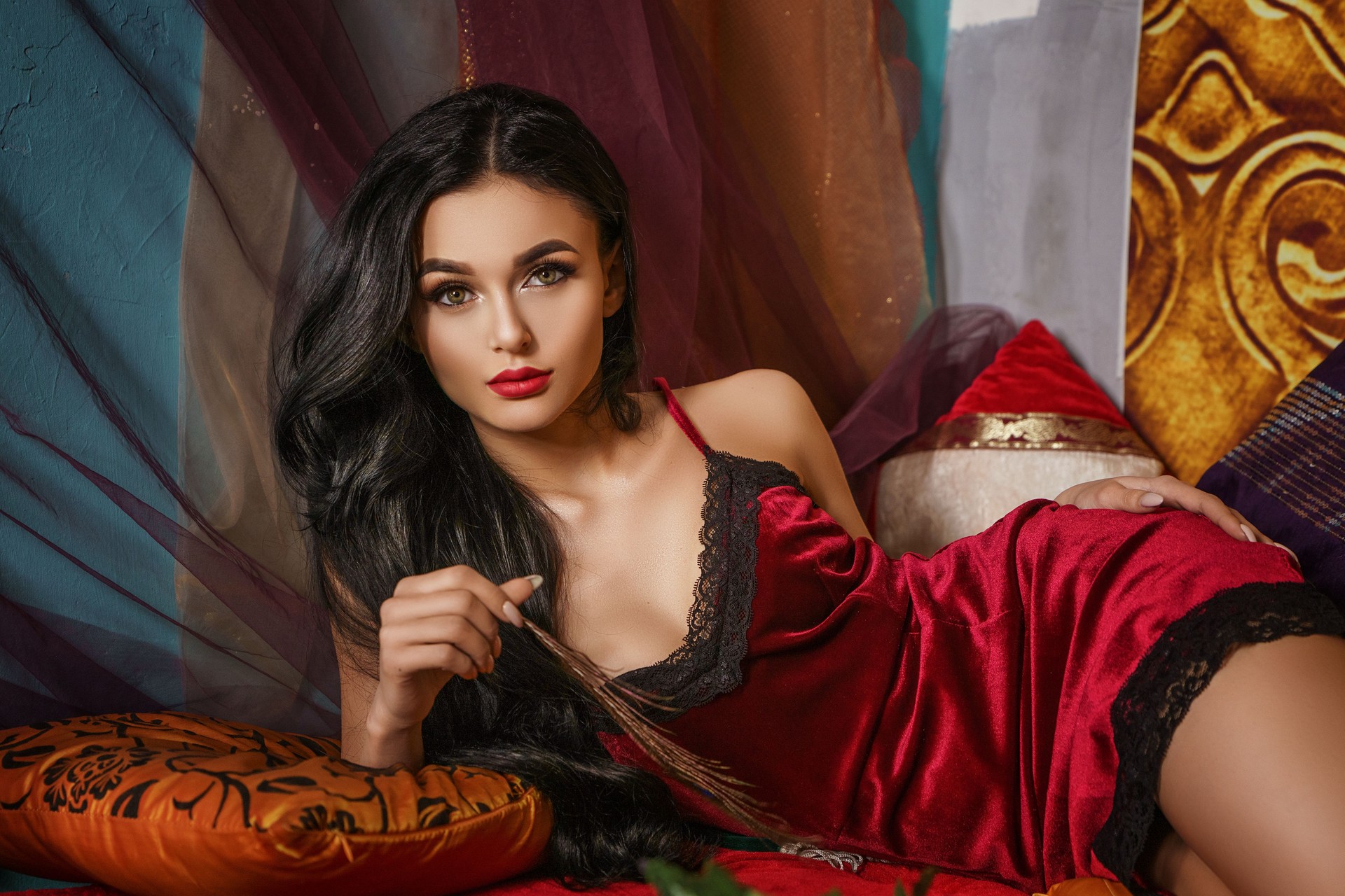 mujer hermosa de moda se encuentra en un bata rojo